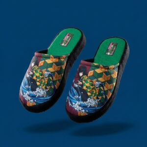 Pantuflas Pixoes Softbaboosh Giyū Demon Slayer verde y negro con ilustración frontal de Giyū Tomioka en combate rodeado de agua y fondo inspirado en su traje