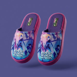 Pantuflas Pixoes SoftBaboosh Huntrix Escenario morado fucsia con las Huntrix en el escenario, diseño unisex para descansar en casa