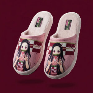 Pantuflas Pixoes Softbaboosh Nezuko Demon Slayer rosas con diseño frontal de Nezuko, varas de Flor de Cerezo y textura inspirada en su traje