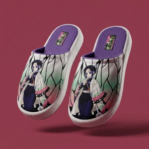 Vista frontal de las Pantuflas Pixoes Softbaboosh Shinobu Demon Slayer mostrando el diseño del personaje y la textura del traje blanco y morado.