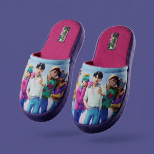 Pantuflas Pixoes SoftBaboosh Saja Boys fucsia rosa con diseño frontal de los Saja Boys posando para la cámara