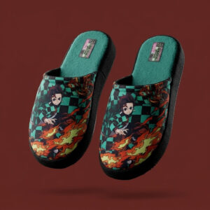 Pantuflas Pixoes Softbaboosh unisex con diseño de Tanjiro Kamado de Demon Slayer atacando con fuego sobre fondo de cuadros verdes y negros.